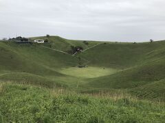 大室山のカルデラ。

火口底は観光アーチェリー場として利用されて、アーチェリー利用者のみ火口底に入れる。
アーチェリーは道具代1セットで1000円。