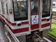 北越急行線の列車です。

今回列車で旅をしてみて、自分が乗りやすい時間に乗っているせいもあるのかも知れませんが「意外にどの路線もそれなりに混んでる」と思いました。

平日なのに意外に旅行者で混んでいてその分地元の利用者が座れない…と感じる区間も多かったです。

北越急行は特急が通らなくなってガラガラと言われてますが、乗っていた人のほとんどが十日町で降りてしまい心配になりました(^_^;)