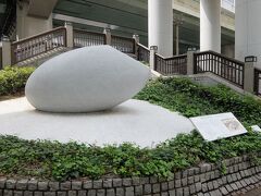 「堂島米市場の跡」
タイトル：一粒の光 (A Grain of Light)
作者： 建築家 安藤忠雄　2018年

