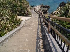 真栄田岬に到着
この階段の先が、ダイビングやシュノーケリングのエントリー地点に。
