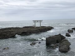 大洗磯前神社に車を停めて、神磯神社の見える所まで降りてきた。お天気が下り坂。少しポツポツ来たけれど、すぐに止んだ。