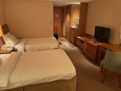 ホテルは恐らく1泊7000円弱でした。
とても綺麗で広い～これは当たりです。
ぐっすり寝て明日は最終日です( ^   ^ )