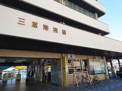 駅から徒歩10分ほど、イオンによったのでもう少し時間はかかりましたが、三原港に到着しました。

待合室にはコインロッカーもありました。