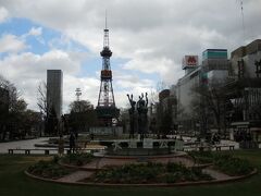 　会議の時間まで若干時間があるので、大通公園を歩きました。とうきびワゴンの営業が始まっていました。とうきびが焼ける香ばしい匂いがして来ました。