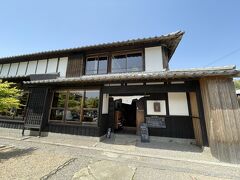 お次は
『またいちの塩』のお食事と販売所
『ゴハンヤ　イタル』へ
周辺系列３店舗で順番を待つ間、
またまたお土産を選びます。