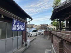 小倉の朝飯は名物の肉うどん
朝5時から営業している久野うどんへ