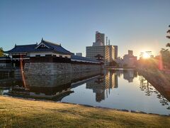 ぶらぶらと街を見ながら広島城に到着。
朝早い時間でも、公園は空いていました。