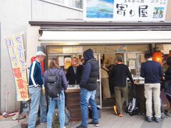 次に向かったのは駅前の立ち呑み処 寄り屋。

英語と日本語が飛び交い、
誰が店員で誰が客かわからぬカオス状態。

もうすぐ、ハッピーアワーが終わるよ！
って誰かが声を上げると、全員がお替り！
って叫ぶ。