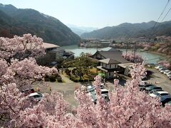 高遠湖の手前に見えているのは「伊那市立高遠町歴史博物館」。
桜に隠れて見えませんが、その左に「絵島囲み屋敷」があります。