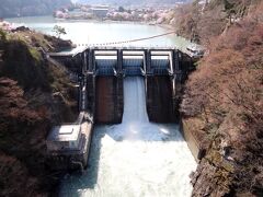 橋の上からは、高遠湖と高遠ダムが見えます。
後述する「伊那市立高遠町歴史博物館」では、このダムの建設当時を記録した白黒写真が展示されていました。とても興味深い内容でしたが、撮影禁止だったので写真はありません。残念です…。