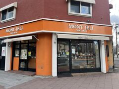 チェックインする前にホテル横の洋菓子店モンジェリへ。
前のお客さんがカヌレを大量に購入していて、
カヌレ好きだし気になったのですが…。
