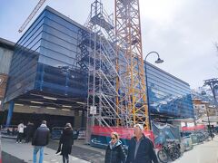 ツェルマットのゴンドラ駅まで戻ってきました。
ツェルマット～フーリ間の新しいゴンドラを建設中で2023年秋に完成予定だそうです。
ゴンドラ駅から街の中心地までは少し離れていますが、チケットにバス代も含まれているのでバスで宿まで戻ります。

今回利用したPeak 2 Peakチケットですが、もちろん逆回りでも利用可能ですが、今回のルートをオススメします。理由としては、
・高度の低いとこから周るので体が順応しやすい
・最初の出発が駅からなので分かりやすい

★★★ 2025年6月 追記 ★★★
リッフェルベルクからフーリまでのゴンドラは、2025年5月5日～6月27日および8月18日～10月31日の期間はメンテナンスで運行停止となります。Peak 2 Peakチケットはゴンドラが運行される6月28日～8月17日の間しか販売されないのでご注意ください。