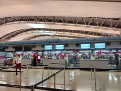 関西国際空港　第1ターミナル

予約していたグローバルWi-Fiを受け取る。
２月に家族で台湾旅行した次女が“4G(高速) 600MB/日 大容量”でも不足だったと教えてくれていたので、グーグルマップ頼りの私たちは1.1GBを借りることにした。
旅行中600MBで不足な日が2日有ったので、1.1GBは正解だった。

アシアナのカウンターで(チェックインは事前に済ませているので)荷物を預ける。