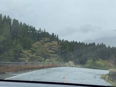 また雨が降り出しました。
期待していた「やまなみハイウェイ」の素晴らしい景色も台無しです！
残念！