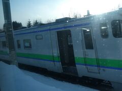 遠軽駅の次の駅、安国駅です。
乗っている特急・大雪は通過しています。

以前から、このときに限らず、時刻表で見ると、ときどきこの駅で行き違いがあるのを見かけるのですが、少し早く遠軽まで来るダイヤにすればいいと思うのですが、全体を見ると、そうはいかないのでしょうね。
