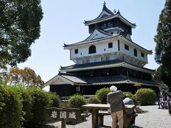 築城は江戸時代初頭のようですが、完成してすぐに江戸幕府の一国一城令により取り壊され、約350年後の1962年に再建されたそうです。