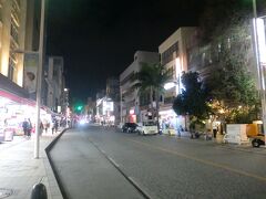 平日の夜なので人は少なめ