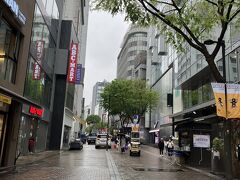 雨の中、ナイキ明洞へ向かいます。