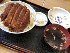 今回の一番の目的は田村食堂！
夫が何年も前から食べたかったソースカツ丼です（笑）
1,600円也。