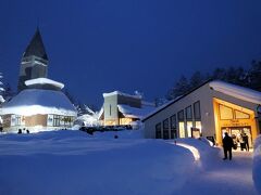 「道の駅びえい白金ビルケ」にも立ち寄ります。日が暮れてきました。雪は降止みました。