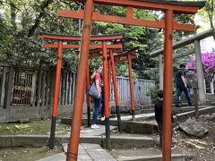 駒込稲荷神社の朱い鳥居。
