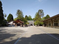 中は神社に