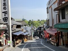 平日の早めの時間だと
こんなに落ち着いているんですね
土日は、歩くのも困難なほど、人でいっぱいですから

天気も良いし、本当に気持ちがいい～






