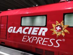 ただ、氷河急行は全席指定なので別途座席指定料金が必要になります。座席指定料金は、長距離、短距離、シーズンオンオフとざっくりとした区分わけしかなく、この時期だと1人CHF 29必要になります。
物価の高いスイスにいるとCHF 29は安く感じてしまいますが、冷静になって考えてみるとやっぱり高い。しかも1時間20分くらいしか乗車しないし。
でも逆に考えると1時間20分だけだけど氷河急行にも乗車したという実績もできる。