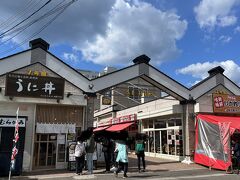 　ここがうに丼の、「うにむらかみ」行列中。
　去年秋は、クリスタルのツアーで、函館朝市で朝食ということで2000円券を渡されました。好きなものが食べられるのは嬉しいけれど、8時半過ぎまで、食べられないのはねえ。朝食ビュッフェが無難でしょうかね？