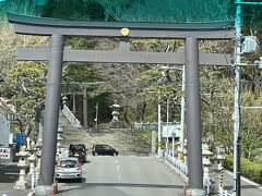 　函館八幡宮
　黒い鳥居です。