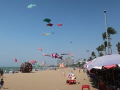 目の前のパタヤビーチでは、凧揚げ大会開催でした。
