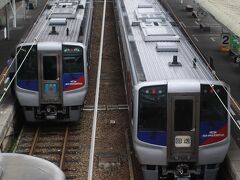 終着松山では特急列車の縦列停車