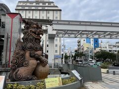 そういえば牧志駅に大きなシーサーいました！

すぐ近くのタイムズレンタカーでフィットを借ります！