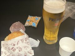 熊本空港はラウンジが航空会社、カード会社共用です。
熊本工場のプレモルと焼酎が試飲できます。