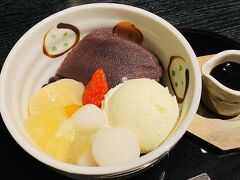 4月下旬の土曜日。
やっぱりここのあんみつは美味しい。