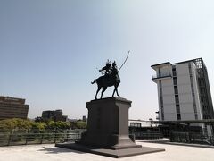 ペデストリアンデッキの先には岡崎城で生まれた徳川家康公像。
若かりし頃の騎馬像。カッコいいです。
