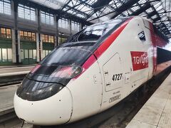 ジュネーブを出発すると途中2駅停車してパリまで3時間18分です。
席が空いてたら移ろうかと思いましたが、途中駅からも乗車してきて結局満席になったので席移動はできませんでした。