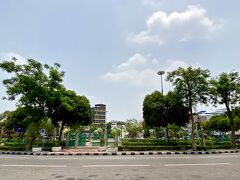 【あゝ、ジュライホテル...あゝ、ジュライ...】

ファランポーン駅を出て、少し歩くと...

ここは、懐かしの...「暗黒の」ジュライロータリー...

昔のまんま...少しは片付けられているが...