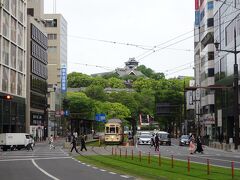 バス停付近から見た景色。
道がいい具合にカーブしていて、熊本城と路面電車の２ショット。
しかも、たまたま通りかかったのが昭和26年製の最古参1063号車。