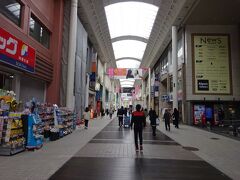上通を歩く。長いアーケード街。雨の日も安心ですね。

この道沿いに熊本ラーメン「こむらさき」の本店があって、立ち寄ったことがある。