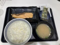 1泊3日なのに、無性に和食が食べたい　上の階に上がっても、この時間はレストランは開いてなさそうです
2階の吉野家で鮭定食です　空港でこれが500円ちょいで食べれるって、ホーチミンより安くないか(;^_^A