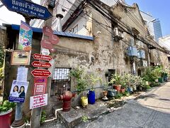 【タラート・ノイ／ヤワラー（中華街）／バンコク】

まさに、その時代の置き土産とも思えそうなこの建物...

この歴史的な壁に指定する価値がありそうな「ボロボロ（で汚らしい）」壁の前にある植栽（鉢植え）と、その手前の電柱に貼られた方向を示す看板、選挙（この頃は下院選挙間近だった）活動の看板のコントラストが....