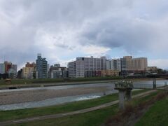 隣を流れる豊平川。この川の伏流水を使って美味しい日本酒を造っているそうです。