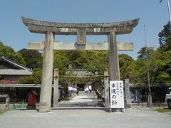 西公園から下山して光雲神社に向かいます。この神社は福岡藩藩主黒田家ゆかりの神社です。お賽銭入れると鶴の声が聞こえます。