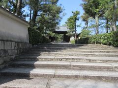 大徳寺バス停を見つけ、横を見ると大徳寺の参道になって、大徳寺南門が見えました。