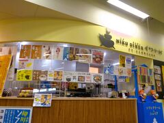 さて、道の駅みやまのフードコート、本日はNIKU DINERイワナガにします。
こちらは岩永源蔵商店というお肉屋さんが経営されています。