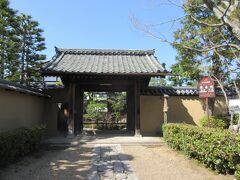 聚光院・永禄９年（１５６６）三好義嗣が父長慶の菩提をとむらうため、大徳寺百七世笑嶺宗きん（しょうれいそうきん）を請じて建立した寺で、聚光院の名は長慶の法名に由来する。