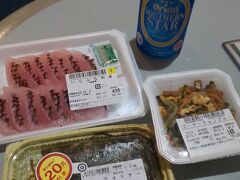 サンエーで購入しといた夜食たち。
ローカルチョイスで。
が、イラブチーの刺身用の醤油がない！！
あわててサンエーに行き、無料の醤油パック頂きました。
店員さん優しい…！
開いててよかったサンエー（２３時までやってます）