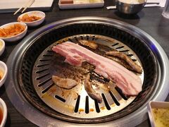 ハワイ最初の食事はアラモアナセンター内のGEN KOREAN B.B.Q. HOUSEです。
ランチは食べ放題で1人19.95ドルです。
人気のお店で数組待っている人がいました。