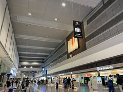 羽田空港1タミ南ウイング、飛行機利用者がだいぶ増えました。5:15の南ウイング検査場オープン待ち。